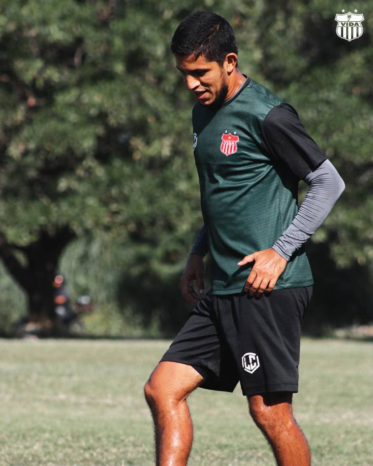 El delantero hondureño Juan Ramón Mejía no tiene claro su futuro en el Vida y podría sumarse a la barrida del equipo cocotero de cara al 2023. El jugador está en el listo para la pretemporada de los rojos.