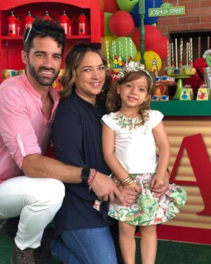 Para sus fans parece impropio que la también actriz siga recordando a su exmarido, más ahora que ya cada uno formó una nueva familia.<br/>