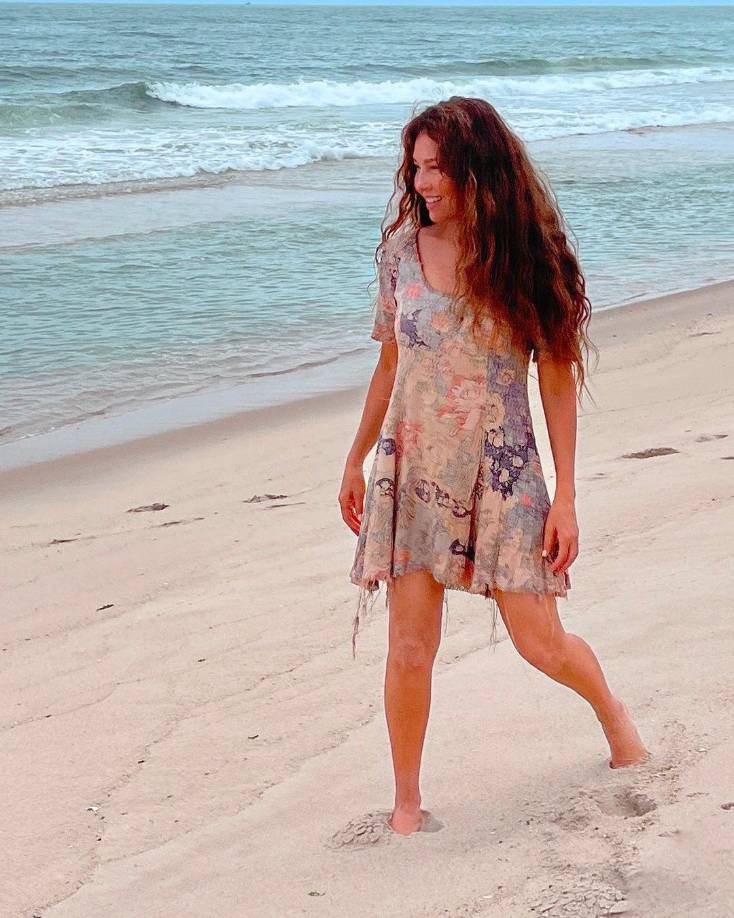 “En mis sueños más alucinantes jamás hubiera imaginado que este personaje sería parte de mí durante mi vida. Y claro con mucha razón, ya que le metí todo el corazón, la pasión y mi estilo personal de cómo crear a mi Costeñita ideal, es decir,una parte real de mi persona está plasmada por siempre en cada escena que filmamos’, escribió la cantante junto a un clip en el que se ve cuando encuentra el icónico vestido. 