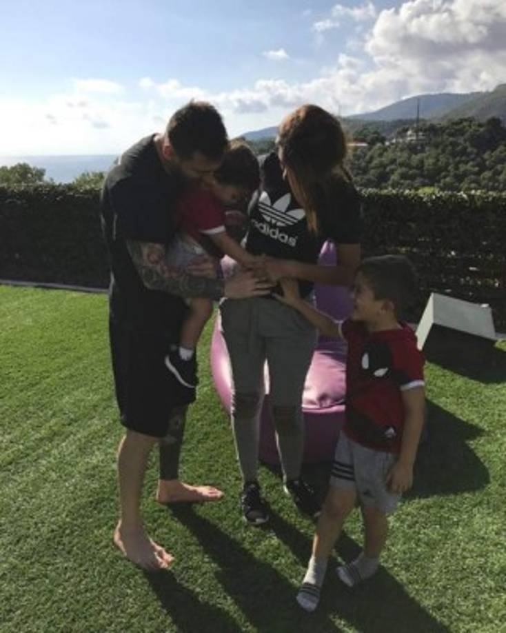 'Familia de 5, bendecida' escribió Antonela Roccuzzo en una foto que publicó en su cuenta de Instagram, en la que aparece Lionel Messi y sus hijos tocando su pancita.