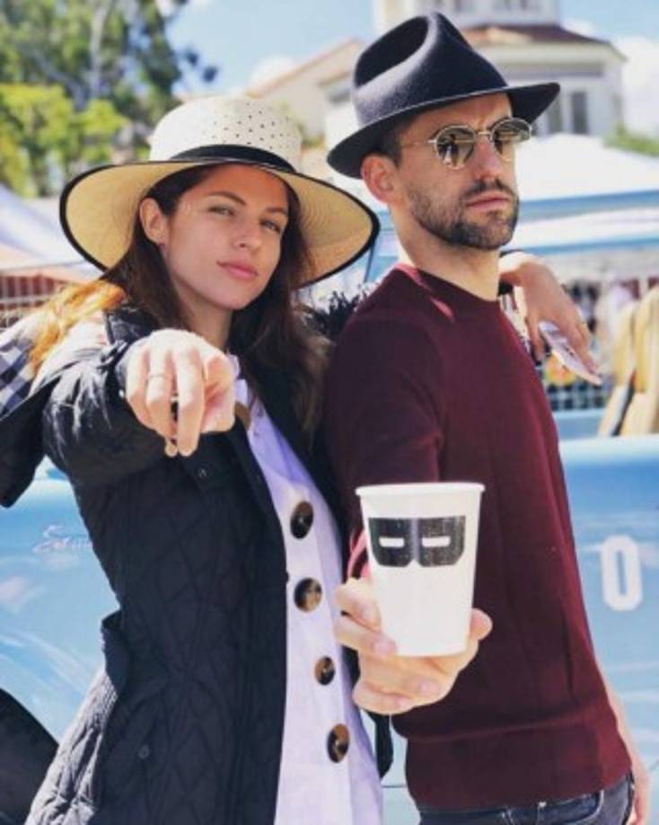 Stephanie Cayo saltó a la fama al ser parte del elenco principal de la serie Club de Cuervos de Netflix, junto a Luis Gerardo Méndez (Chava Iglesias) y Mariana Treviño (Isabel Iglesias).