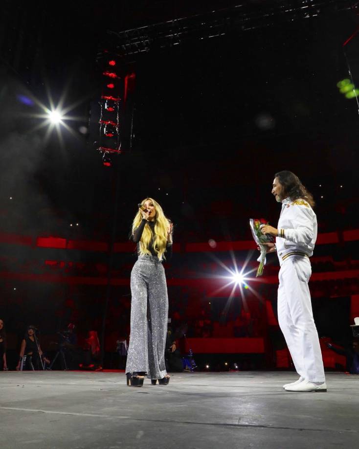MAR participó en un centenar de conciertos y giras internacionales por todo el continente americano como parte del espectáculo de su padre, el querido cantautor mexicano y leyenda de la música latina Marco Antonio Solís. Pisando escenarios como el Madison Square Garden de Nueva York; el Luna Park de Buenos Aires; la Quinta Vergara en Viña del Mar; el Movistar Arena en Santiago de Chile; la Arena Monterrey y el Foro Sol de la Ciudad de México.