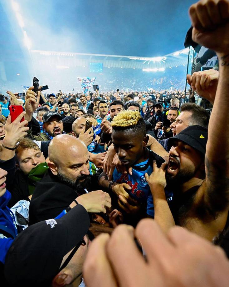 Victor Osimhen fue asediado por los aficionados del Napoli en la invasión de campo.