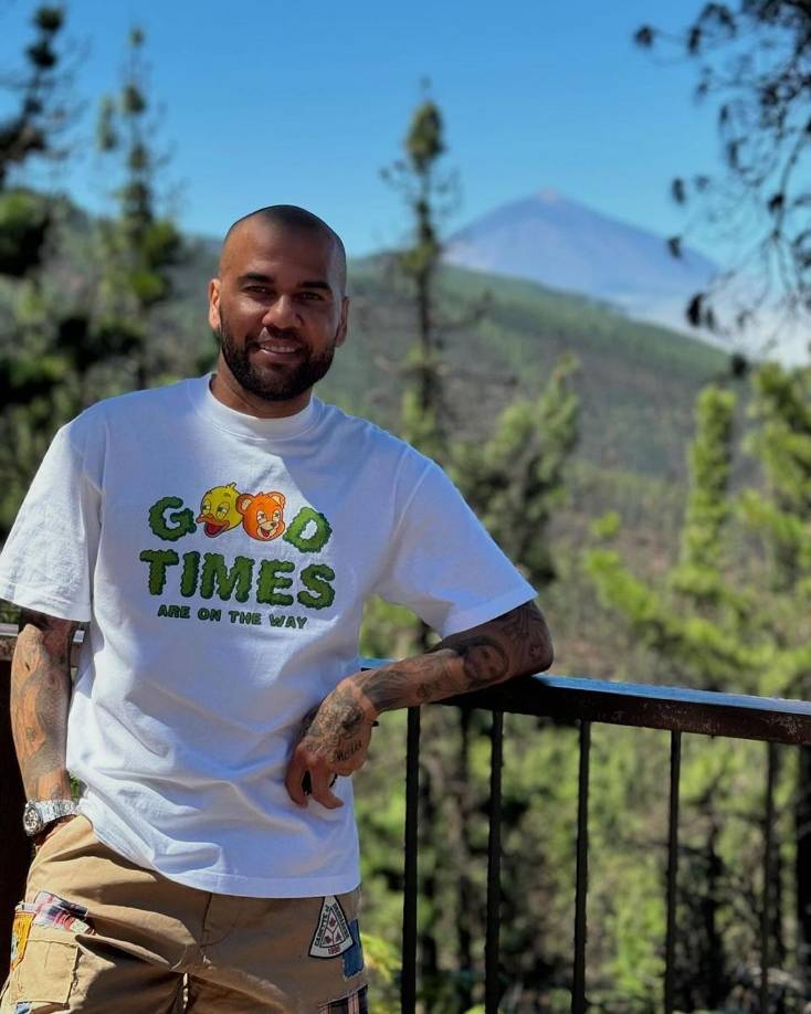 Y para continuar, este lunes, Dani Alves ha compartido una fotografía, en la que se le puede ver sonriendo, con unas montañas de fondo y una camiseta con un mensaje, en la que se puede leer “Good Times Are on the Way” (Buenos tiempos están por llegar).