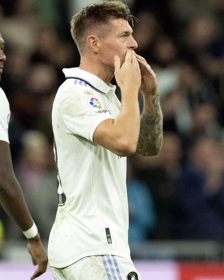 Toni Kroos festejando su golazo frente al Cádiz en el estadio Santiago Bernabéu.