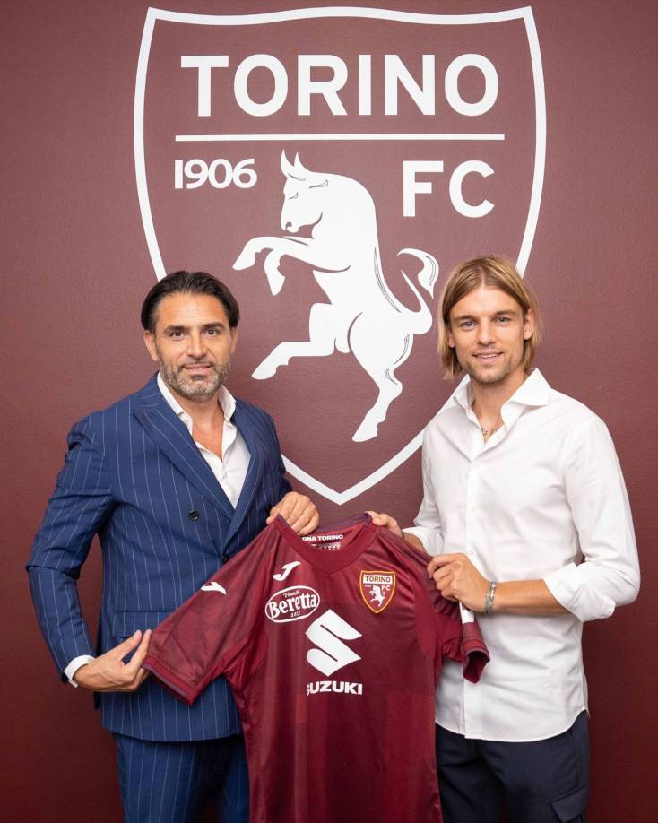 OFICIAL / El Ajax y Torino llegaron a un acuerdo para que Borna Sosa salga cedido al equipo italiano.