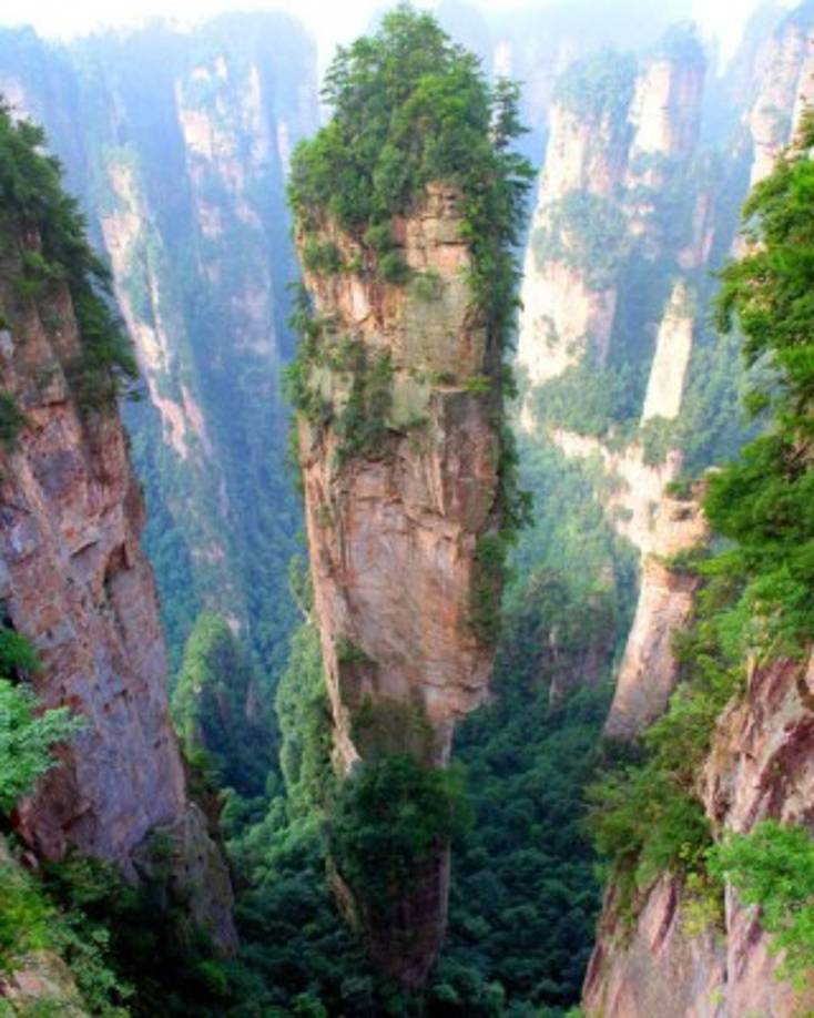 Montañas Tiani, China: Estas montañas son únicas. Son tan extrañas que se utilizaron en la película “Avatar” de James Cameron. Formadas bajo el agua hace 380 millones de años. La tierra se elevó como resultado de la actividad volcánica. Algunos de los pilares han llegado a más de 4.000 metros sobre el nivel del mar.