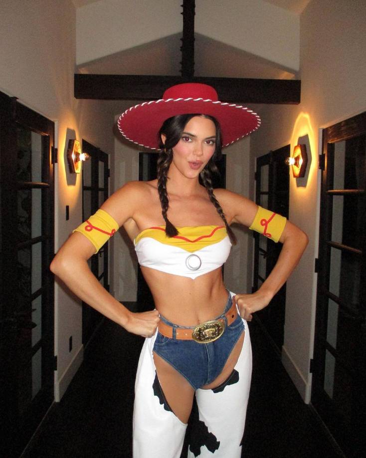 Kendall Jenner indignó a muchos por sexualizar a la vaquera “Jessie” de la cinta animada “Toy Story”. 