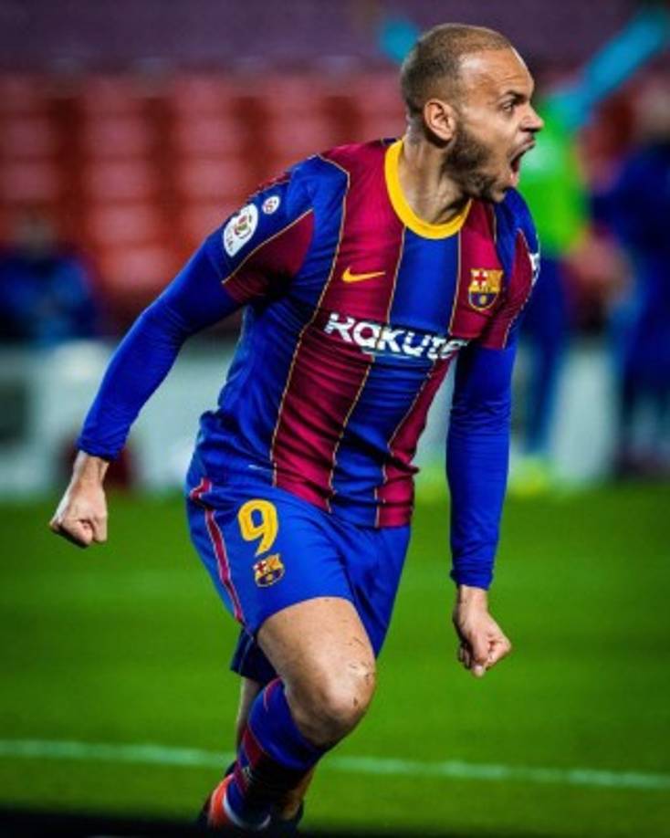 Martin Braithwaite es uno de los jugadores que quiere vender el Barça este verano, es una salida inminente. El delantero danés devenga anualmente 6 millones de euros, ese salario es el gran problema a la hora de buscarle equipo, pues es casi imposible que los clubes que le quieren le igualen esa cifra.