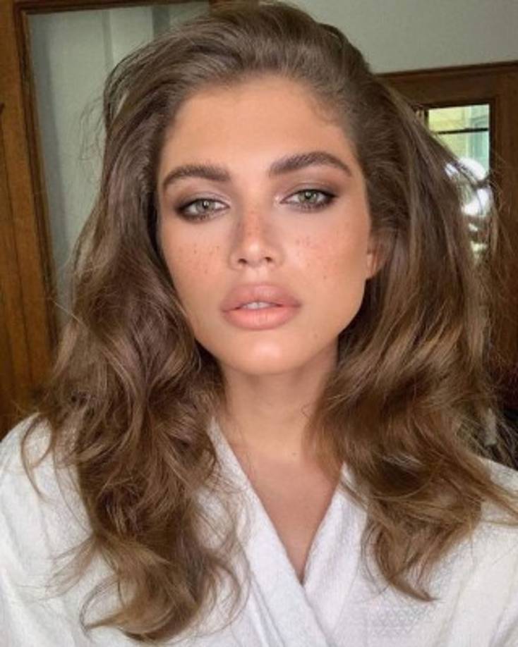 Ahora en 2020, Valentina Sampaio, de 23 años, continúa rompiendo barreras en la industria del modelaje al convertirse en la primera mujer trans en ser presentada en Sports Illustrated Swimsuit Issue.