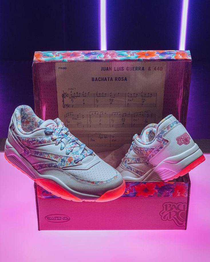 Los paneles y el forro de las zapatillas muestran un estampado floral inspirado en el icónico atuendo de Guerra. Otros detalles incluyen el logo de “Bachata Rosa” en el talón y la firma de Guerra en el lateral. Cada par viene en una caja de edición especial adornada con el mismo estampado floral que las zapatillas.