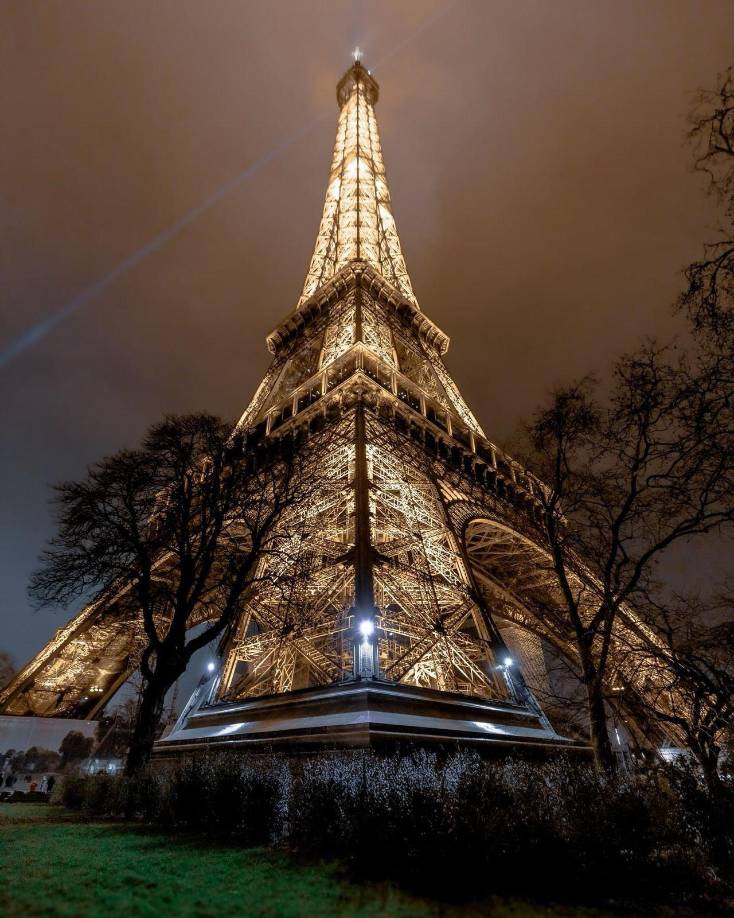 Los sindicatos convocantes de la protesta, la Confederación General del Trabajo (CGT) y la Fuerza Obrera (FO), exigen una mejor gestión financiera del monumento por el Ayuntamiento de París, que es propietario del 99% del capital de la SETE. Esa misma razón había motivado un paro el pasado 27 de diciembre.