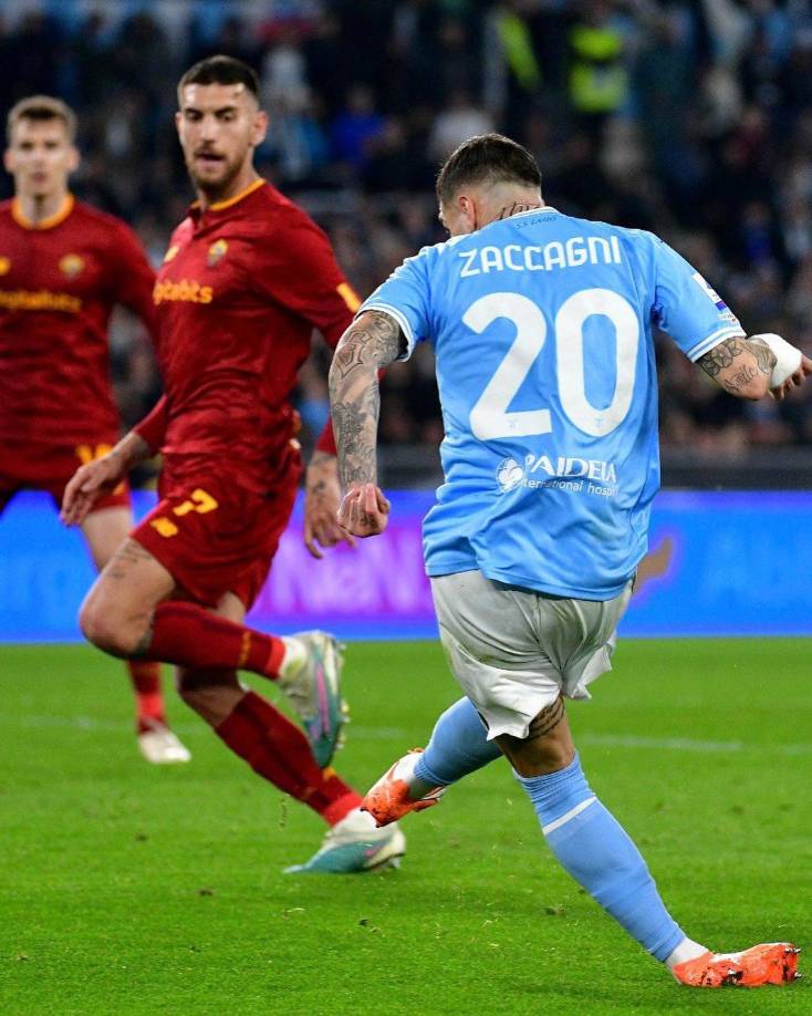 Luego de conocer la historia, los aficionados de la ‘Loba’ comenzaron a cantar desde la tribuna para sacarle provecho al tema y molestar al futbolista del Lazio. 