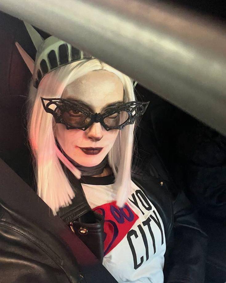 La actriz Anne Hathaway desfiló por las calles de Nueva York con su atuendo inspirado en la “Gran Manzana”.