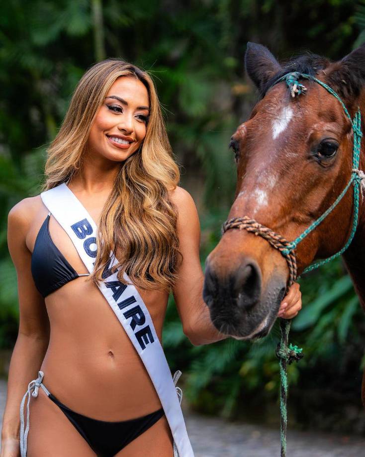 Durante la entrevista personal, cada participante responde a preguntas que destacan su capacidad para comunicarse, su visión del mundo y sus opiniones sobre temas sociales y globales. Esta etapa es fundamental para conocer la personalidad y el intelecto de las concursantes.