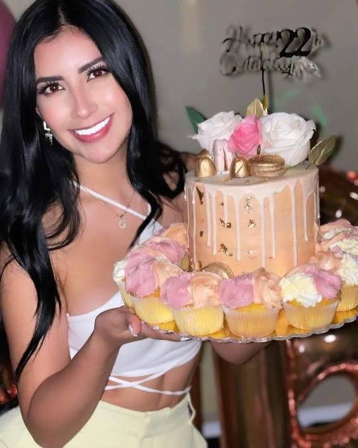 Allí surgió una discusión, en la que Isaac le reclamó airadamente, posterior a ello, ambos se fueron a su casa, cuando transitaban por el bulevar Las Torres del sector noroeste de la ciudad, la joven fue atacada a golpes por su novia, que con sus puños y pies la dejó tirada en el pavimento. 