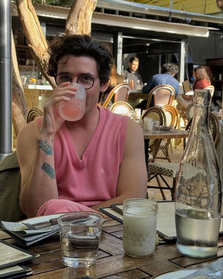 El creador de contenido explicó un poco acerca de su experiencia ofreciendo trabajo, donde dijo que hizo una convocatoria en esta Navidad en SPS, lo cual afirma que le ha costado. “Mandan su hoja de vida, reviso sus perfiles, se pone con esta gente, muchos no contestan ni mensajes ni correos ni llamadas, y las que contestan, ellas deciden qué día pueden ir a la entrevista, qué día empiezan a trabajar. No preguntan que es lo que hay que hacer, sino cuánto van a ganar y están en todo su derecho”, detalló. 