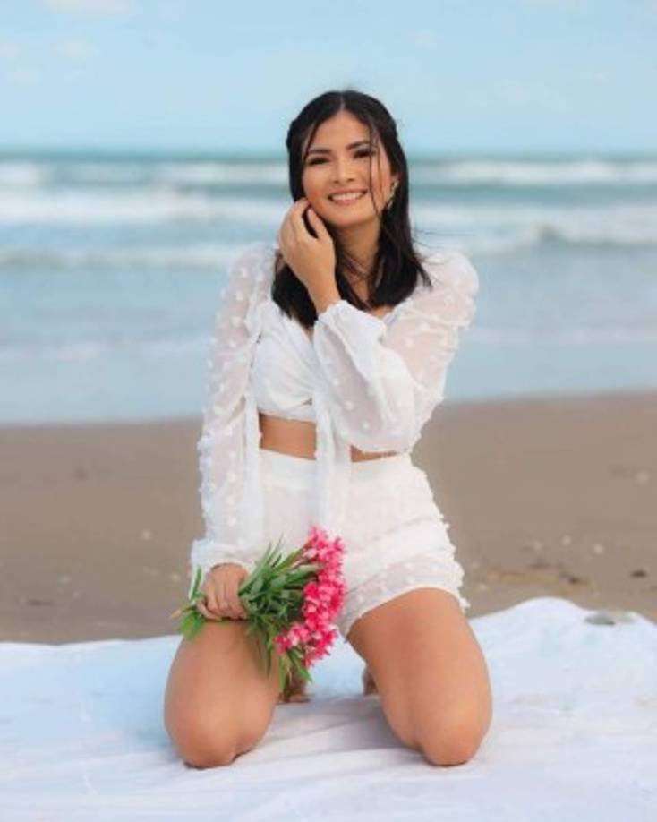 Bessy Dressy (Bessy Cantarero Rego).<br/><br/>Bessy Dressy no falla con el “Hola gente bonita” en sus videos tutoriales de consejos de moda, belleza y estilo de vida. Con más de 232,000 seguidores en Facebook, +164,000 en Instagram y los 1.8 millones de suscriptores a su canal de Youtube es considerada una influencer hondureña. La popular bloguera radica en Estados Unidos. Es una de las creadoras de contenido hispano de más rápido crecimiento. Semanalmente publica nuevos videos en su canal. Ha trabajado para marcas de prestigio como Old Navy, Sephora y Clinique. Es, además, Creator Network para Univisión.