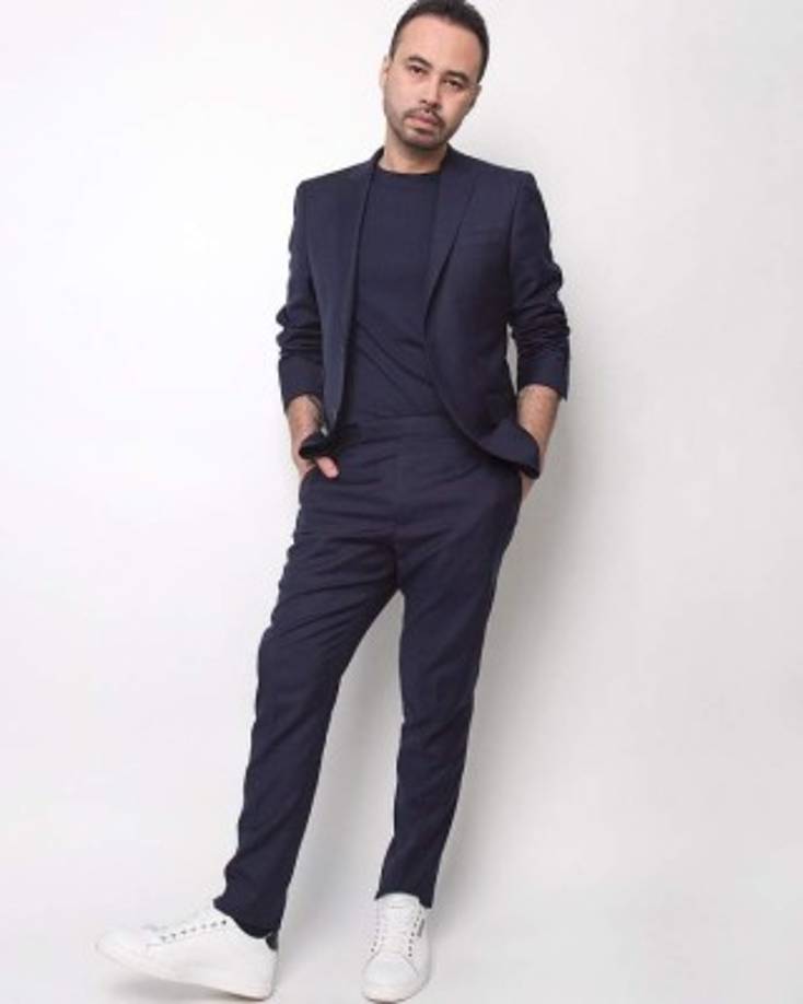 Carlos Campos.<br/><br/>Carlos Campos (48 años) es un soñador hondureño que triunfa en las pasarelas de Nueva York con sus diseños. Llegó a Estados Unidos a los 13 años solo y sin papeles tras escaparse de casa, luego de un duro viaje a pie y a dedo por tres países. Conocido por la sobria elegancia y perfecta sastrería de sus colecciones sobre todo masculinas, se ha tornado un clásico de la Semana de la Moda de Nueva York. Ha vestido a famosos como Ricky Martin, Ethan Hawke, Justin Timberlake, Luis Fonsi, J Balvin entre otros.