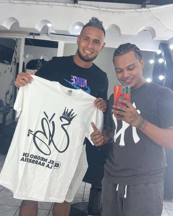 Las fotos que ha compartido el futbolista del Alajuela de Costa Rica mientras estuvo haciéndose el corte de cabello.