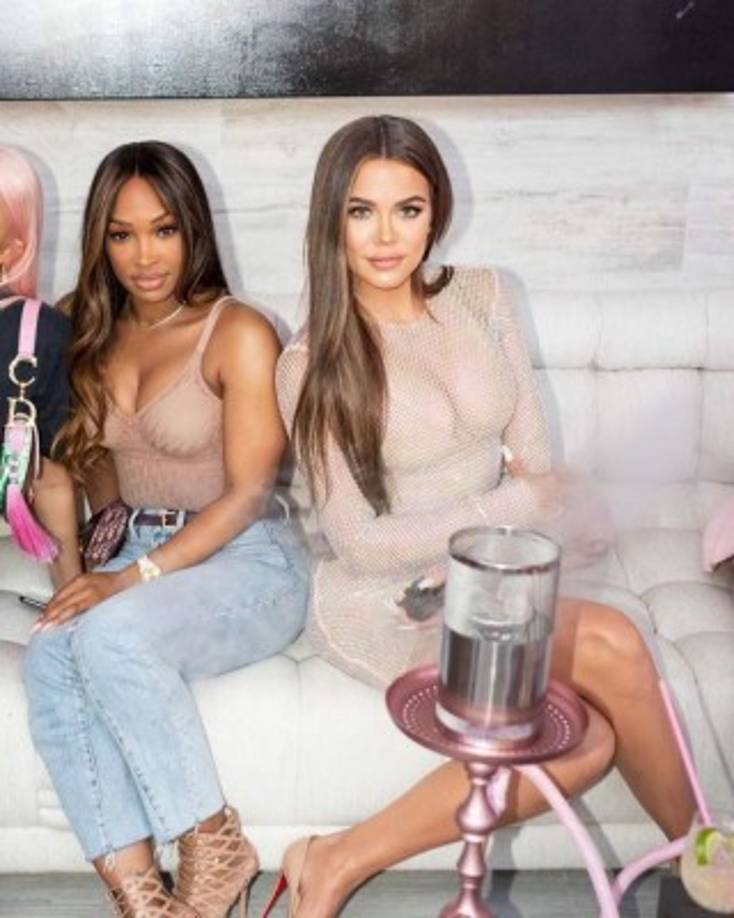 Khloé lució su figura en un revelador minivestido dorado de red. <a href='https://www.laprensa.hn/fotogalerias/farandula/1382161-411/khloe-kardashian-antes-despues-transformacion-cuantas-cirugias-plasticas' style='color:red;text-decoration:underline' target='_blank'>MIRA: Khloé Kardashian y su radical y millonaria transformación física</a>