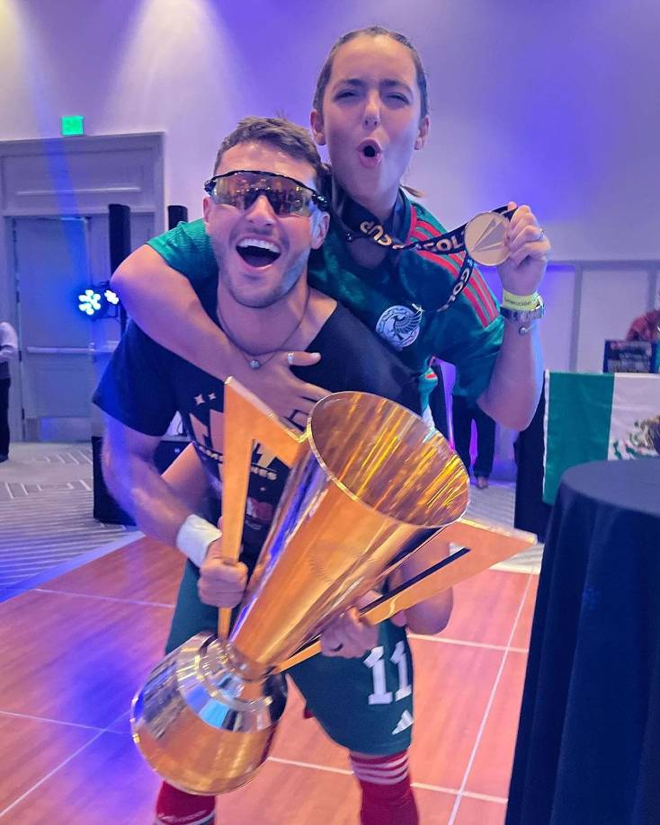 En una entrevista para GQ, Santi dio a conocer cómo fue el acercamiento que tuvo con su pareja, el cual no se dio de una forma convencional ni valiéndose de su creciente popularidad como futbolista, sino gracias a la interacción que iniciaron ambos en el conocido videojuego de Call of Duty: Warzone.