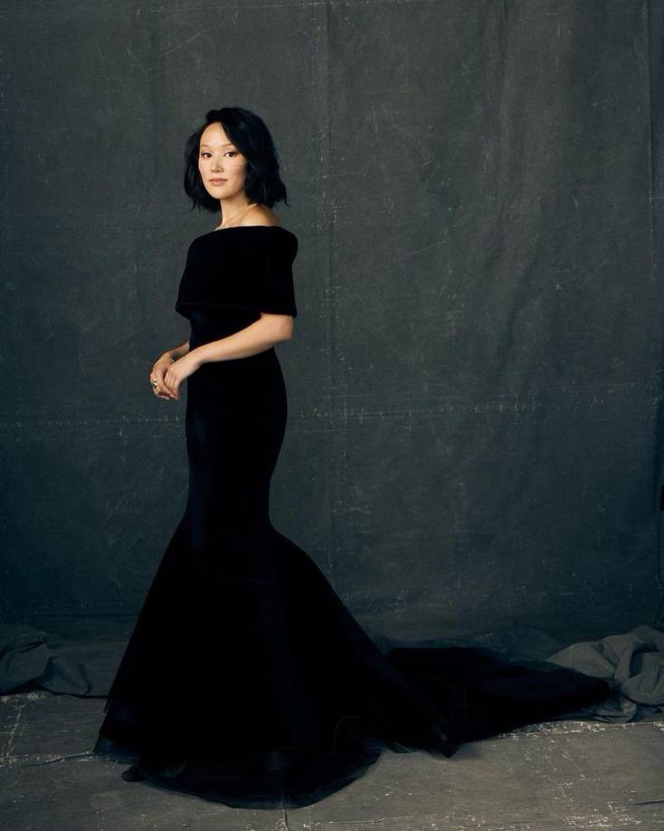 La actriz es de origen surcoreano y australiano y tiene 29 años. Debutó como actriz en 2019. Está representada por WME y Morrissey Management.