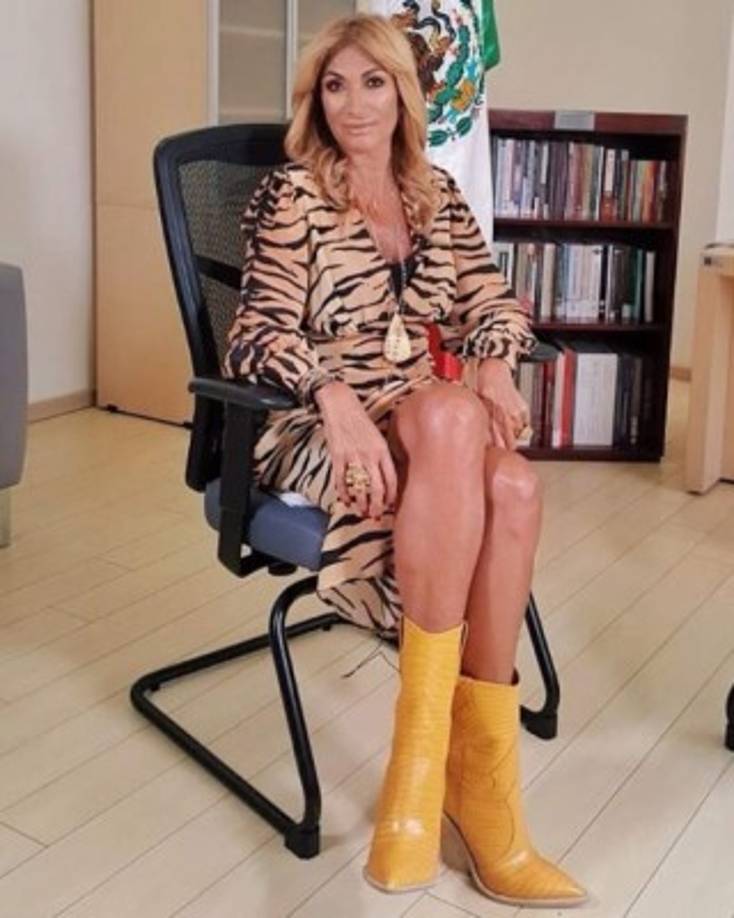 A sus 56 años luce radiante y más segura que nunca. Muestra de ello es que no tiene reparo lucir atuendos que muchos no están acorde a su edad.