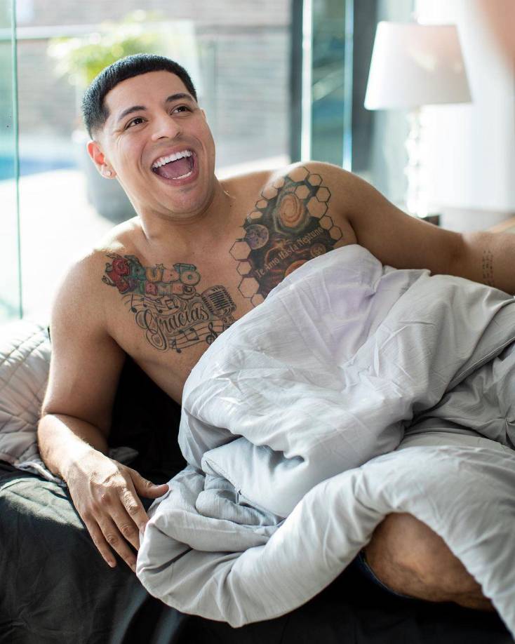 En sus redes sociales le gusta mostrar un poco de todo. Sus fans pueden ver sobre sus presentaciones, conciertos, futuros proyectos, familia, amigos, su estilo y muchísimo más. 