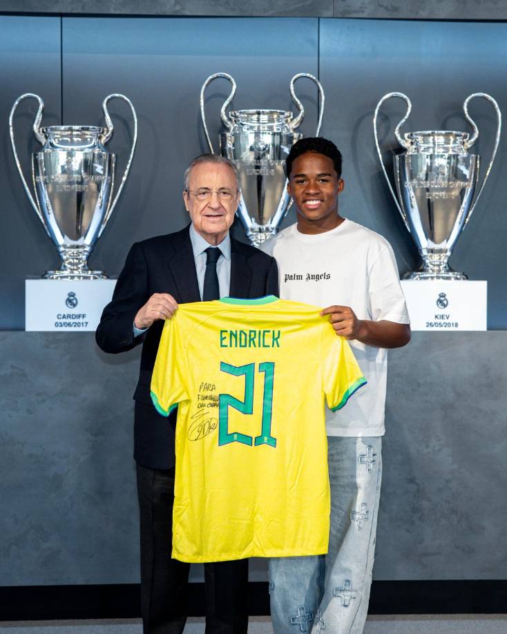 Al día siguiente de presenciar el triunfo la victoria del Real Madrid ante el Villarreal en el Santiago Bernabéu, el delantero brasileño fue recibido por Florentino Pérez en la sala de juntas, donde le mostró las 25 Copas de Europa -14 de fútbol y 11 de baloncesto-, indica el club en su web.