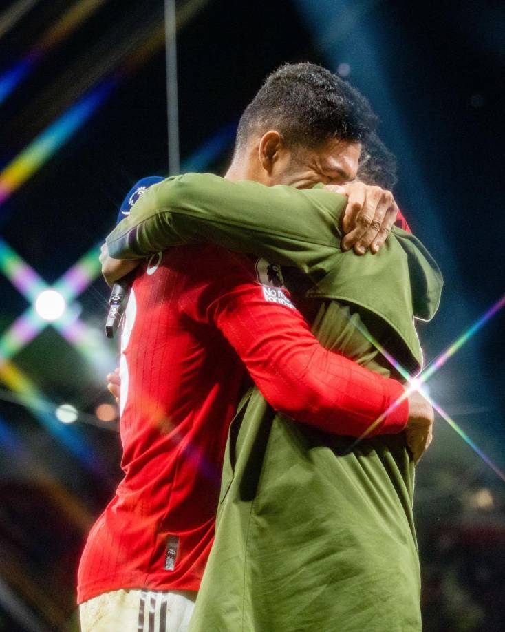 El tremendo abrazo de Casemiro con el exfutbolista francés y leyenda del Manchester United, Patrice Evra.