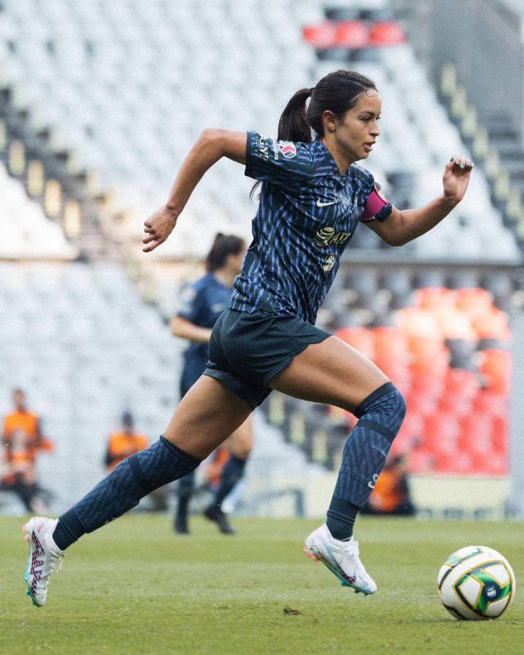 Asimismo compartió fotografías del agresor; sin embargo, los tuits fueron borrados durante la noche de ese día. Es por ello que Scarlett Camberos anunció que no tenía control de sus redes sociales, ya que habían sido hackeadas.