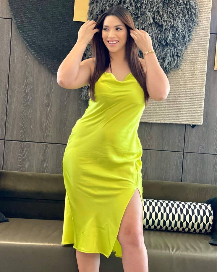 “Viste vulgar y solo verán el vestido, viste elegante y verán a la mujer”, fue el mensaje que colocó la presentadora en la publicación tanto Instagram como Facebook. 