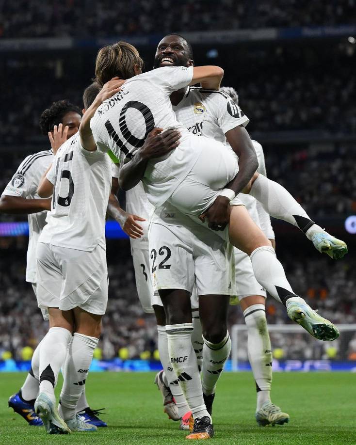 Rüdiger levanto en brazos a Luka Modric, quien dio la asistencias con un córner.