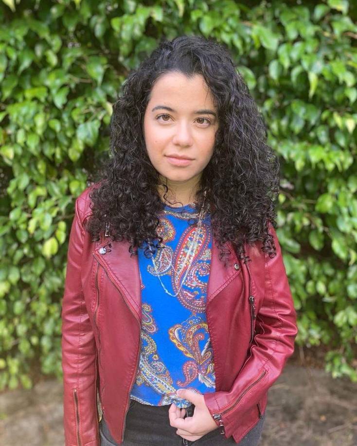 Bessie Flores Zaldivar -El talento emergente también fluye desde nuestras tierras. Joven capitalina de 24 años que radica en los Estados Unidos de América desde que cumplió 19. Su primer libro fue “Rain Revolutions”, mientras su segundo fue “Libertad”. Es también autora de múltiples ensayos, poemas y cuentos cortos. Ganadora en el concurso Best New Poets en 2019, y en el 2020 por dos poemas de su autoría. Por ahora, escribe en inglés, pero inspirada en hechos históricos que sucedieron en Honduras. Estudió una doble carrera en Escritura Creativa y Psicología. Actualmente cursa un Master of Fine Arts (MFA), es decir, un Máster en Bellas Artes. 