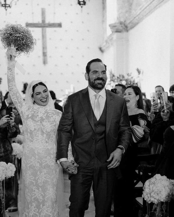 Ana Brenda Contreras y Zacarías Melhem se conocieron hace varios años gracias a <b>Daniela Melhem</b>, hermana de Zacarías y una de las mejores amigas de la actriz. Su primer encuentro ocurrió en el bautizo de la hija de Daniela, en ese entonces Contreras era novia del actor <b>Iván Sánchez</b>, de quien se separó en 2018. Por lo que, hasta el 2020 que comenzaron a escribir su propia historia de amor.