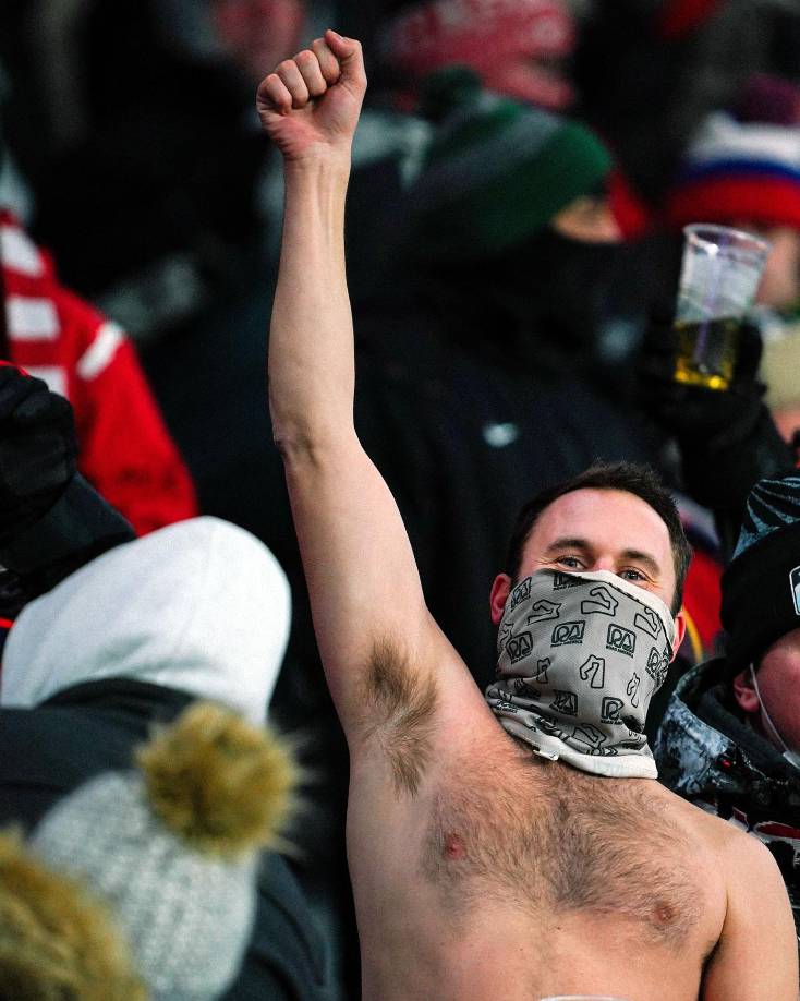 A otros hinchas gringos no les importó el frío y alentaron a su selección sin camiseta.