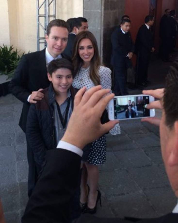 La cantante Anahí junto a su esposo, el gobernador de Chiapas, Manuel Velasco, asistieron a la misa del Papa.