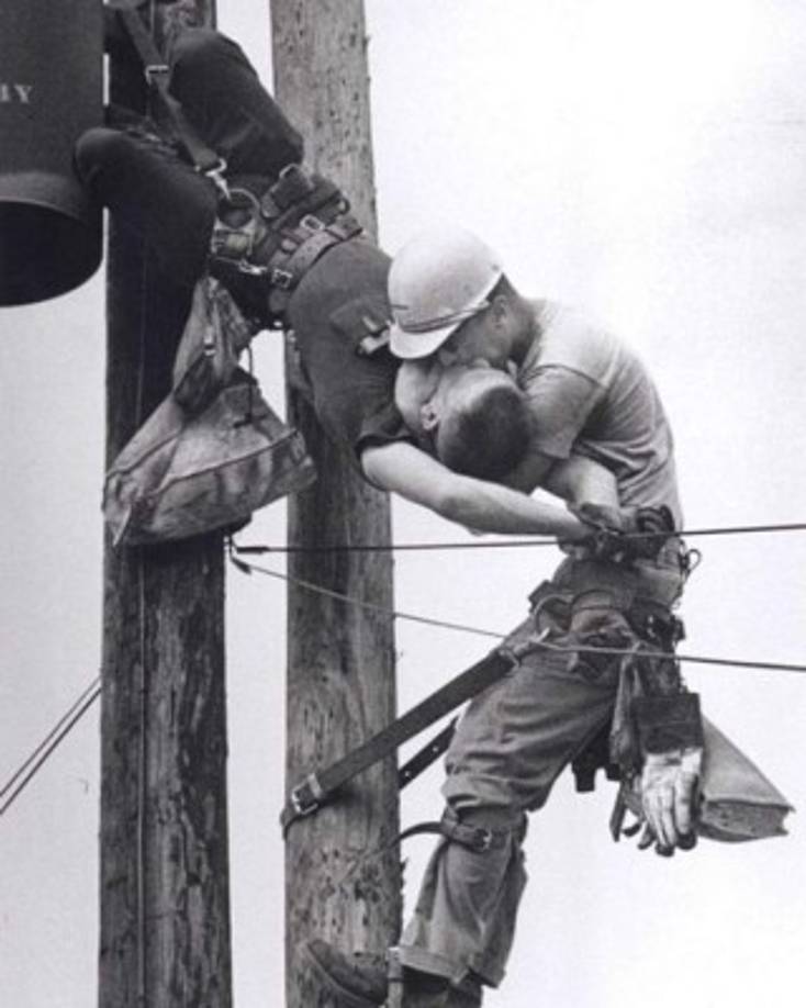 'El beso de la vida', fotografía tomada por Rocco Morabito. La imagen ganó el premio Pulitzer en 1968. En ella se observa como un electricista intenta reanimar a su compañero de trabajo luego haber tocado un cable alta tensión. La fotografía creó polémica: la opinión pública mencionó que fue un montaje. Tras el cuestionamiento, J.D Thompson expresó que gracias a su intervención logró salvar la vida de su compañero Randall G. Champion.
