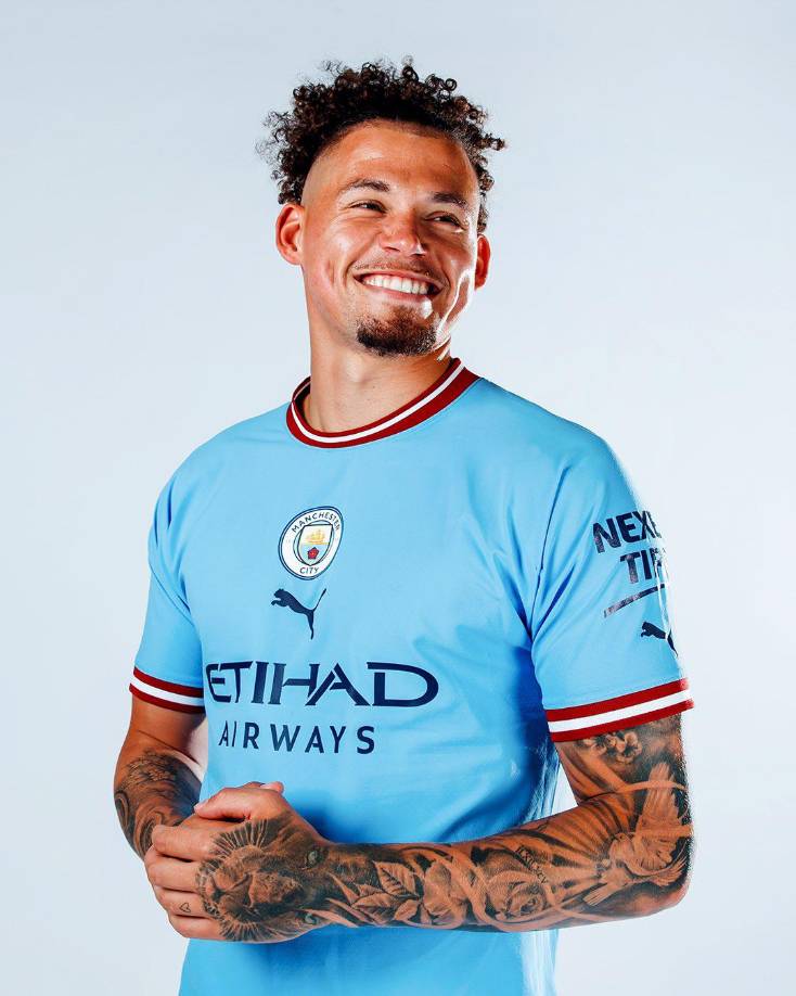 El Manchester City anunció la llegada del centrocampista del Leeds United, Kalvin Phillips, por una suma que podría alcanzar los 50 millones de libras (58 millones de euros, 60,5 millones de dólares), según la prensa. Tendrá la difícil tarea de sustituir al brasileño Fernandinho, que dejó el club, con la carta de libertad, tras haber ganado nueve trofeos importantes en nueve temporadas en el club.