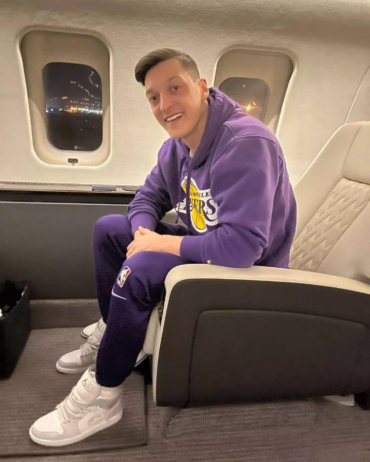 Mesut ha sabido gestionar la fortuna que ha conseguido durante años y la ha diversificado de tal manera que tiene negocios muy diferentes. Entre ellos, una marca de botas cuyo prototipo ya lleva probando unas semanas y que ya ha lucido en Instagram en lugar de las Nike que solía portar a principio de temporada y durante su etapa en el Bernabéu, o las Adidas que llevaba en el Arsenal y cuyo contrato finalizó en 2020.