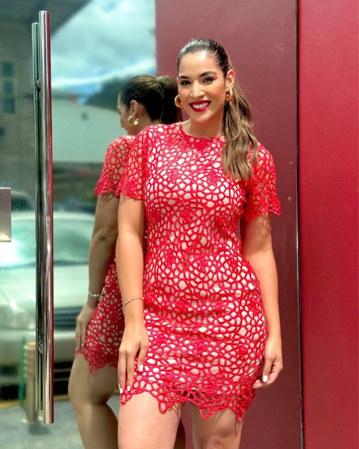 Además, es considerada una de las presentadoras más hermosas de Honduras, gracias a su belleza natural y complementado con su personalidad y puesta en escena. 