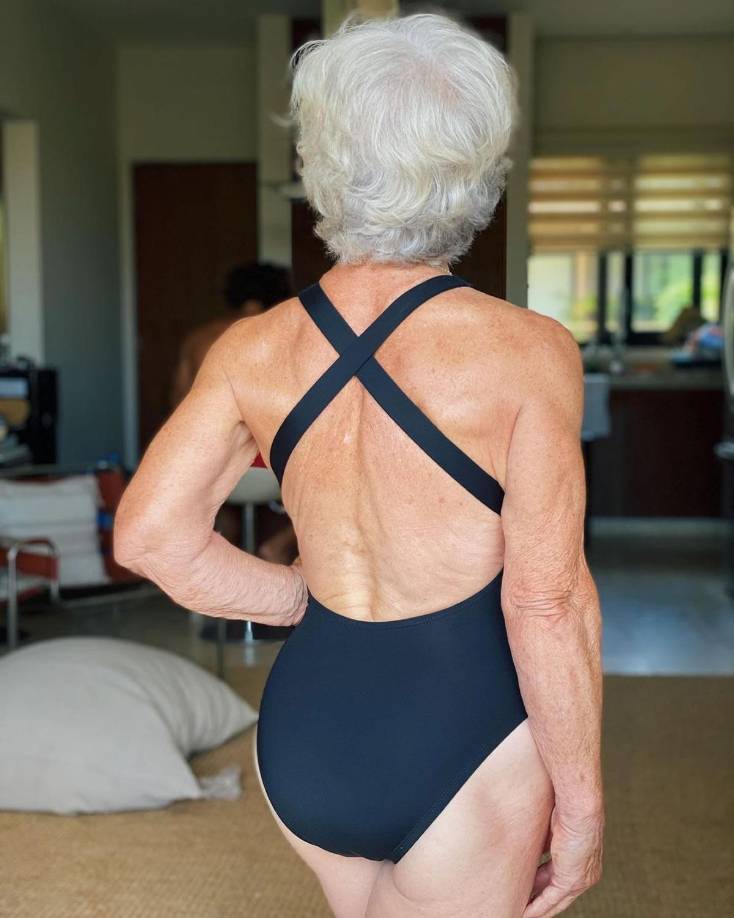 La ‘abuelita fitness’ reconoció que al principio no fue fácil, pero se mantuvo firme y nunca se rindió. Seis años después de adoptar un estilo de vida más saludable, Joan dejó de tomar sus medicamentos para la presión y bajó 68 libras.