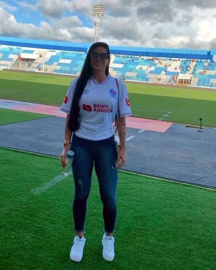 La linda Ana Carolina Gonçalves, a quien Fabio de Souza le propuso matrimonio hace unos días, disfrutó del triunfo del Olimpia y llegó bien identificada al Nacional.