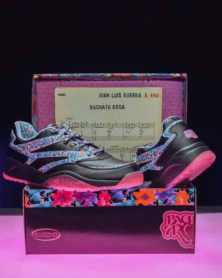 En el interior de la caja de los tenis, los fanáticos encontrarán la partitura de “Bachata Rosa” impresa en la caja y el logotipo del álbum decorando el papel de regalo, creando una experiencia única y coleccionable que captura la esencia de este clásico de la música latina.