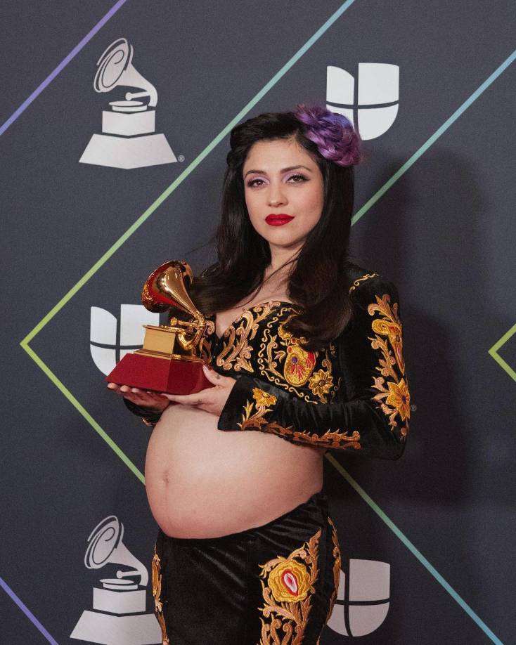 Mon Laferte. Luego de un año de tratamiento hormonal, la chilena por fin cumplió uno de sus sueños y será para el primer cuatrimestre del año que tenga en sus brazos a su bebé. Laferte ha querido mantener en secreto el sexo y nombre de su criatura, producto de su amor con Joel Orta.