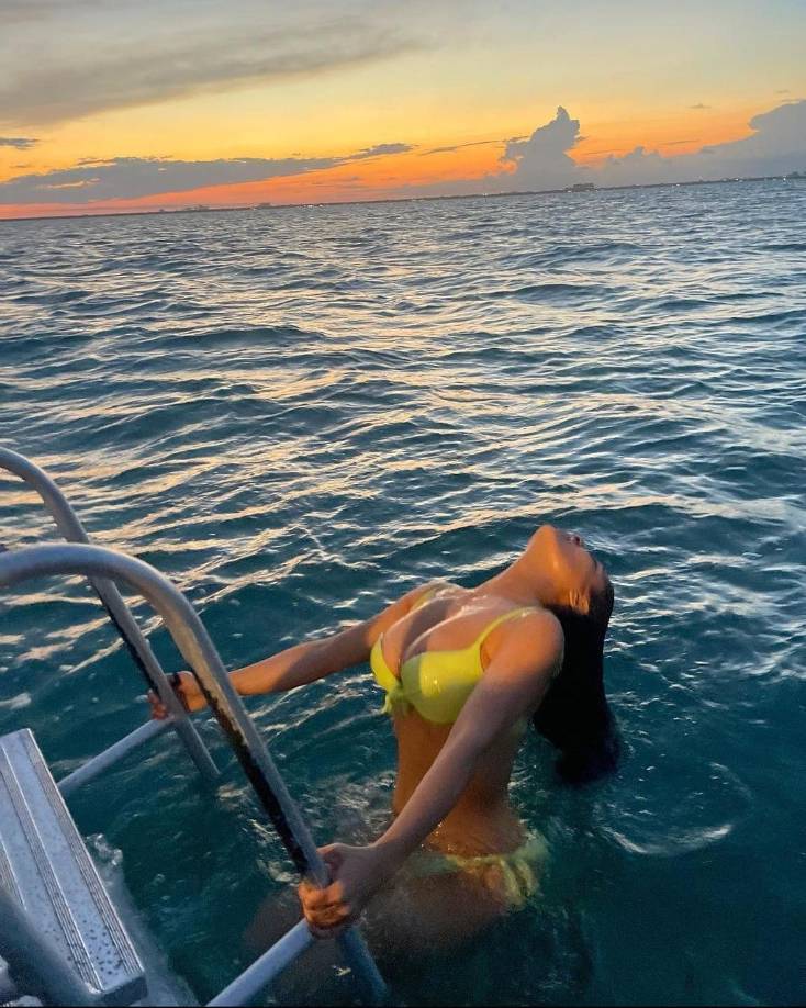 El pasado 2 de septiembre la famosa actriz Salma Hayek cumplió 57 años, y lo celebra presumiendo su escultural cuerpo por medio de redes sociales.