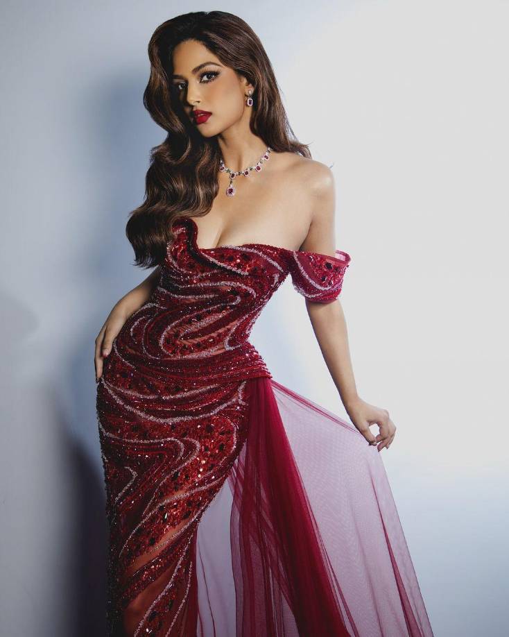 Al final, usó un vestido rojo brillante de un diseñador vietnamita que recuerda a Jessica Rabbit.