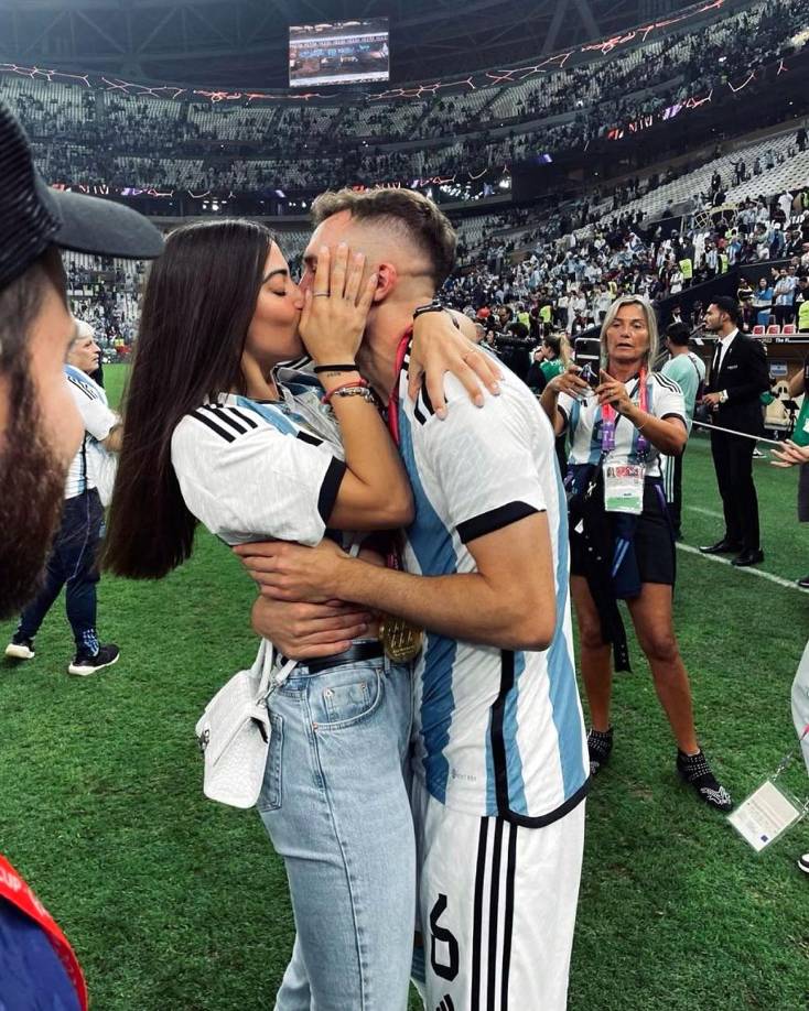 Germán Pezzella y su pareja Agustina Bascerano festejaron con un beso. “¡De este sueño no me quiero despertar! ¡Sos lo más grande que hay! SOS CAMPEÓN MUNDIAL”, escribió la guapa novia del jugador.