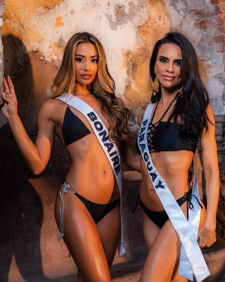 En la pasarela con traje de baño, las concursantes desfilan mostrando su condición física y confianza en el escenario. Este segmento es crucial para evaluar la presencia escénica de cada participante.